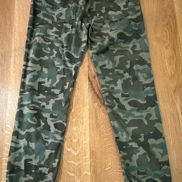 🆕 Levi's Green Camouflage Girls Joggers - Picture 2 of 4